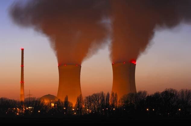 IMAGO Nature: Unsere Erde, Energiequellen, Kernenergie Kernkraftwerk Grafenrheinfeld am Abend - Bayern (iblani00196939)