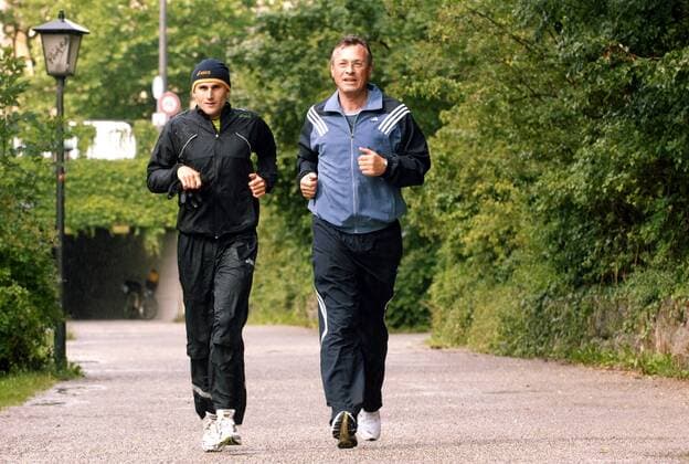 Siegfried Schneider (re., GER CSU Kultusminister Bayern) und Triathlet Faris Al Sultan (GER) beim Joggen im Englischen Garten in München