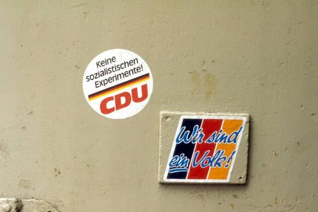 CDU Aufkleber und - Wir sind ein Volk - Aufkleber an der Klement Gottwald Allee in Berlin Weißensee