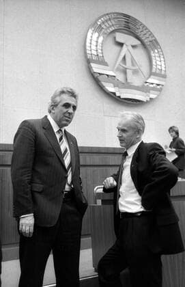Hans Modrow (re., GDR SED Vorsitzender des Ministerrates der DDR) und Staatsratsvorsitzender Egon Krenz (GDR SED) während einer Sitzung der Volkskammer in Berlin Ost