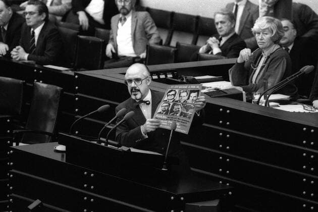 Hans Klein (GER CSU Bundestagsabgeordneter) vor Annemarie Renger (GER SPD Vizepräsidentin Deutscher Bundestag) während seiner Rede mit Protestplakat anlässlich der Abstimmung des Deutschen Bundestages in Bonn zur Stationierung von US-amerikanischen Pershing-2-Raketen