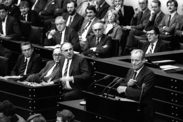 V.l.n.r.: Willy Brandt (GER SPD MdB) während seiner Rede neben Bundeskanzler Helmut Kohl (GER CDU), Hans-Dietrich Genscher (GER FDP Bundesaußenminister) anlässlich der Abstimmung des Deutschen Bundestages in Bonn zur Stationierung von US-amerikanischen Pershing-2-Raketen