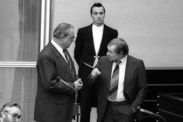 Bundeskanzler Helmut Kohl (li., GER CDU) im Gespräch mit Heiner Geißler (GER CDU) am Rande der Abstimmung des Deutschen Bundestages in Bonn zur Stationierung von US-amerikanischen Pershing-2-Raketen