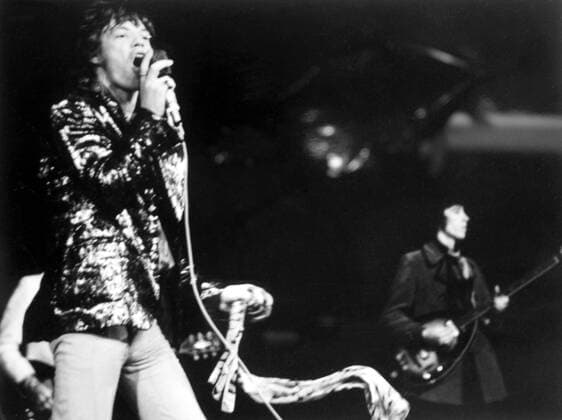 Sänger Mick Jagger (li. ) und Bassist Bill Wyman (beide GBR The Rolling Stones) anlässlich eines Konzertes in Warschau -  EN00142908003