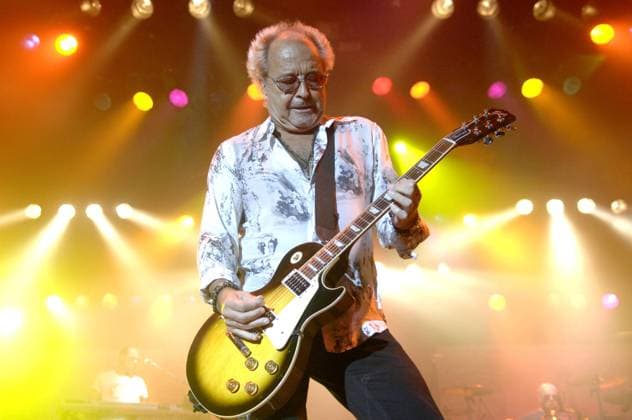 Gitarrist Mick Jones (GBR Foreigner) während eines Konzerts in München