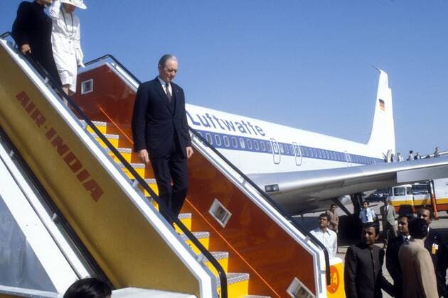 Bundespräsident Karl Carstens (Mitte, GER CDU) während seiner Ankunft in Neu Delhi