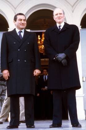 Bundespräsident Karl Carstens (re., GER CDU) empfängt Staatspräsident Hosni Mubarak (EGY) in Bonn