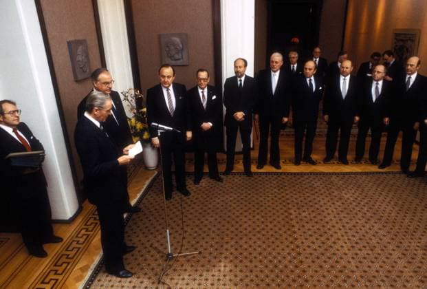 Bundespräsident Karl Carstens (vorn, GER CDU) begrüßt die neue Bundesregierung mit Bundeskanzler Helmut Kohl (2.v.li., GER CDU) in Bonn