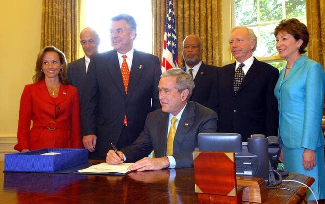 V.l.n.r: Fran Townsend (USA Beraterin für Heimatschutz), Michael Chertoff (USA Heimatschutzminister), Peter King (USA Republikaner Kongressabgeordneter), Präsident George W. Bush (USA), Bennie Thompson (USA Demokraten Präsident Homeland Security Commitee), Joseph Lieberman (USA Demokraten, Senator Connecticut) und Susan Collins (USA Republikaner Senatorin Maine) anlässlich der Unterzeichnung des - 9 11 Bill - im Weißen Haus in Washington  (wap200780301)