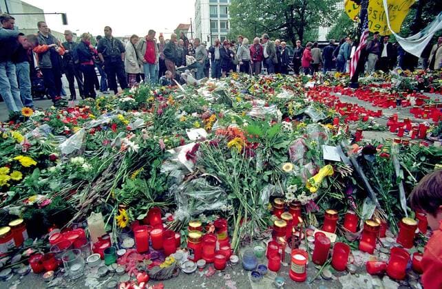 Blumenmeer für die Opfer der Terroranschläge vom 11. September vor der amerikanischen Botschaft in Berlin