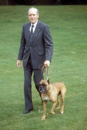Bundespräsident Karl Carstens (GER CDU) mit seinem Hund Ben im Garten seines Wohnhauses in Meckenheim