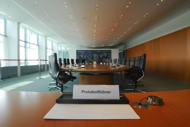 Tisch der Protokollführer im Kabinettssaal im Bundeskanzleramt in Berlin