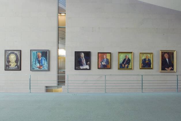 V.l.n.r.: Porträts der ehemaligen Bundeskanzler Gerhard Schröder (GER SPD), Helmut Kohl (GER CDU), Helmut Schmidt (GER SPD), Willy Brandt (GER SPD), Kurt Georg Kiesinger (GER CDU), Ludwig Erhard (GER CDU) und Konrad Adenauer (GER CDU) in der Amtsgalerie des Bundeskanzleramts in Berlin