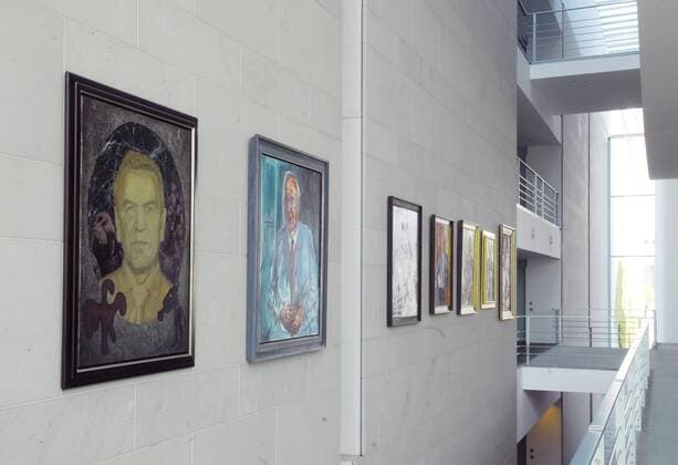 V.l.n.r.: Porträts der ehemaligen Bundeskanzler Gerhard Schröder (GER SPD) und Helmut Kohl (GER CDU) in der Amtsgalerie des Bundeskanzleramts in Berlin