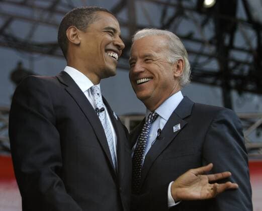 Präsidentschaftskandidaten Barack Obama (li., USA Demokraten Senator Illinois) und Joseph Biden (USA Demokraten Senator Delaware) gut gelaunt anlässlich des AFL-CIO Presidential Forums im Soldier Field in Chicago -  (chi2007080712)
