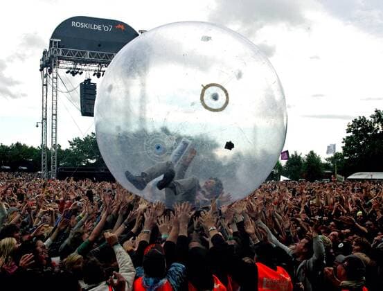 Sänger Wayne Coyne (USA The Flaming Lips) in einem Ballon während eines Konzerts anlässlich des - Roskilde Music Festival 2007 -