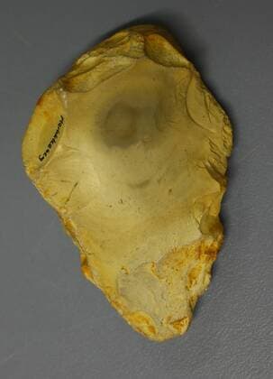 Faustkeil aus Markkleeberg im Archiv des Landesamtes für Archäologie Sachsen in Dresden