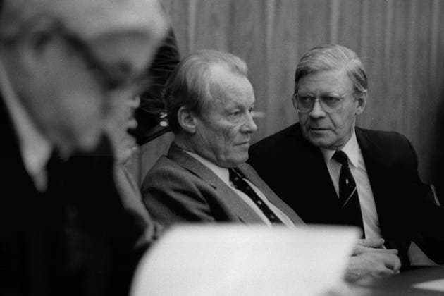 Willy Brandt (li., GER SPD-Bundesvorsitzender) und Bundeskanzler Helmut Schmidt (GER SPD) anlässlich einer Sitzung der SPD-Bundestagsfraktion in Bonn