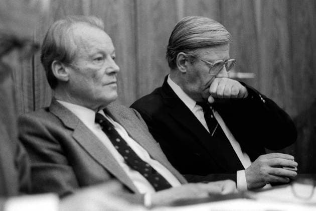 Willy Brandt (li., GER SPD-Bundesvorsitzender) und Bundeskanzler Helmut Schmidt (GER SPD) anlässlich einer Sitzung der SPD-Bundestagsfraktion in Bonn