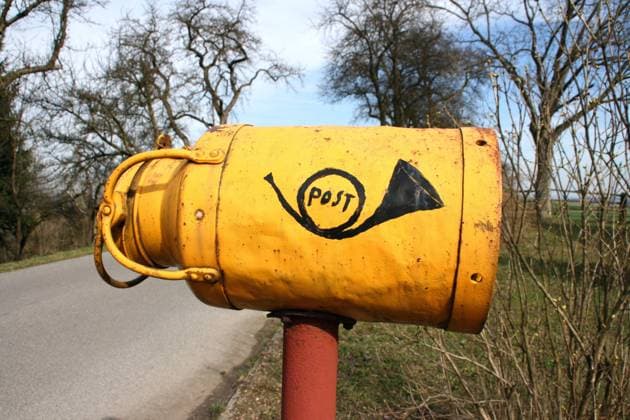 Zum Briefkasten umfunktionierte Milchkanne an einer Landstraße in Österreich