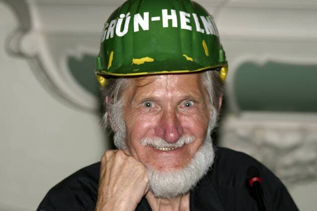 Dr. Rupert Neudeck (GER Vorsitzender Hilfsorganisation Grünhelme e.V.) mit grünem Helm in der Friedrichstadtkirche auf dem Gendarmenmarkt in Berlin anlässlich der Veranstaltung Gespräche im Foyer