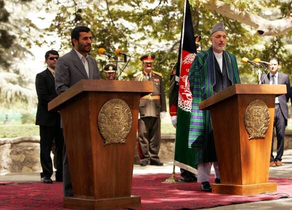 Präsident Hamid Karzai (re., AFG) und Mahmoud Ahmadinejad (IRI) anlässlich einer Pressekonferenz in Kabul 