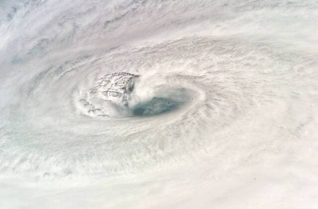 IMAGO Nature: Unsere Erde, Klimawandel, Wirbelstürme Auge des Kategorie 4 Hurrikans - Dean - in der Nähe von Jamaika - aufgenommen von Bord des Space Shuttle Endeavour  (wax20070819301)