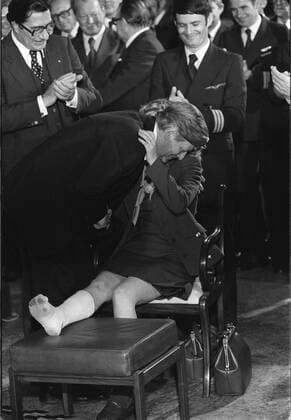 Bundeskanzler Helmut Schmidt (GER SPD) umarmt Stewardess Gabriele Dillmann (GER) nach ihrer Befreiung aus der Lufthansa Maschine Landshut anlässlich der Verleihung des Bundesverdienstkreuzes an die Männer der Antiterroreinheit Sondereinheit GSG 9 in Bonn