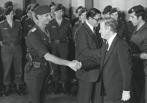 Bundeskanzler Helmut Schmidt (re., GER SPD) gratuliert GSG 9 Einsatzleiter Ulrich Wegener (GER) nach der Befreiung der Geiseln aus der Lufthansa Maschine Landshut anlässlich der Verleihung des Bundesverdienstkreuzes an die Männer der Antiterroreinheit Sondereinheit GSG 9 in Bonn
