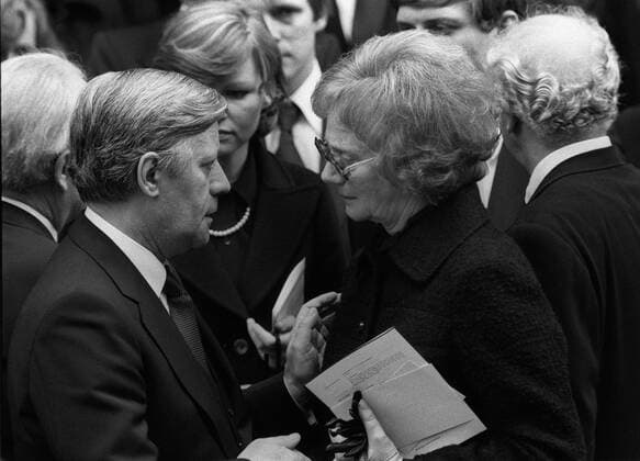 Bundeskanzler Helmut Schmidt (li., GER SPD) und Waltraud Schleyer (GER Witwe von Hanns Martin Schleyer) während der Trauerfeier für den ermordeten Arbeitgeberpräsident in Stuttgart