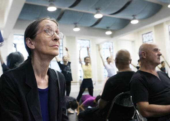 Tänzerin Pina Bausch (GER) beobachtet Balletttänzer in Peking - 