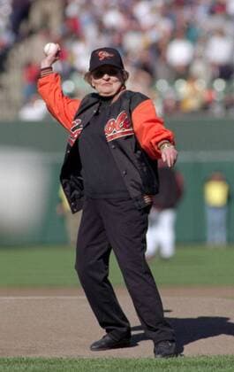 Außenministerin Madeleine K. Albright (USA) wirft den ersten Ball anlässlich eines Baseballspiels zwischen Kansas City und Baltimore - Baltimore -  (BAL97040202)