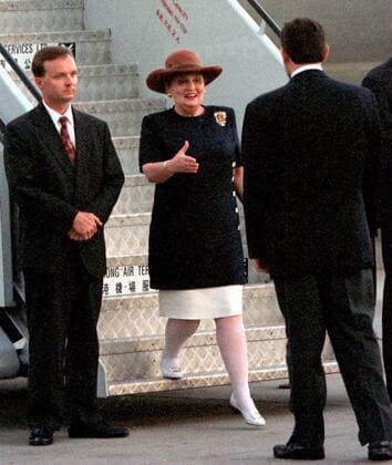 Außenministerin Madeleine Albright begrüßt Generalkonsul Richard Boucher (re., beide USA) anlässlich der Rückgabe Hongkongs an China - Hongkong -  (HKG97062804)