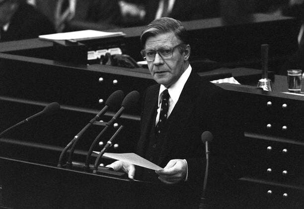 Bundeskanzler Helmut Schmidt (GER SPD) während seiner Rede zum Thema Terrorismus im Deutschen Bundestag in Bonn