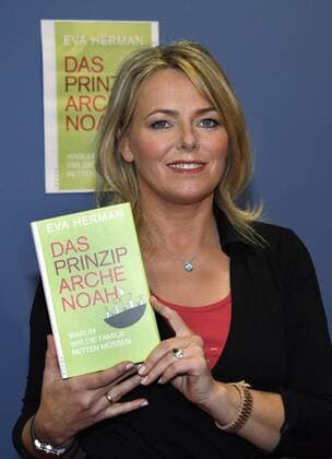 Moderatorin Eva Herman (GER) stellt während einer Pressekonferenz in Berlin ihr Buch - Das Prinzip Arche Noah - vor
