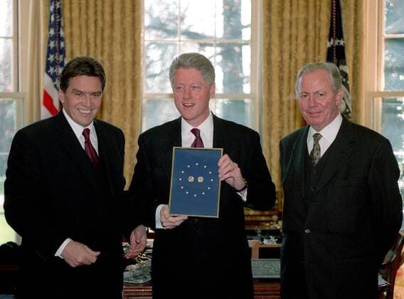 Staatspräsident Bill Clinton (Mitte, USA Demokraten) empfängt von Kanzler Viktor Klima (li., AUT) und Jacques Santer (LUX Präsident EU-Kommission) in Washington DC eine Sonderprägung des Euro -  - WAP98121802