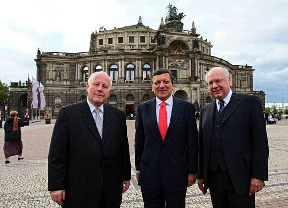 V.l.n.r.: Prof. Georg Milbradt (GER CDU Ministerpräsident Sachsen), Jose Manuel Barroso (POR Präsident Europäische Kommission) und Prof. Gerd Ücker (GER Intendant Sächsische Staatsoper) vor der Semperoper anlässlich Barrosos Besuch in Dresden