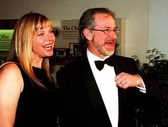 Regisseur Steven Spielberg (USA) neben seiner Frau Kathleen Capshaw (USA) anlässlich eines Dinners im Weißen Haus in Washington DC -  (wap98020603)