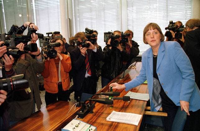 Angela Merkel (re., GER CDU Bundesumweltministerin) im Medieninteresse anlässlich einer Pressekonferenz in Bonn