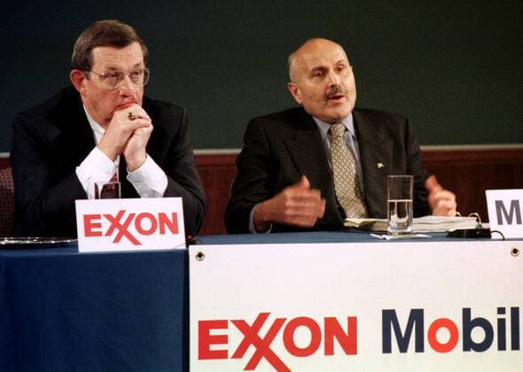 Lee Raymond (li., USA CEO Exxon Mobile Corporation) und Lucio Noto (USA Vorsitzender Exxon Mobile Corporation) anlässlich einer Pressekonferenz in New York City und  (nyp98120104)