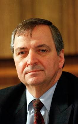 Bundesbauminister Klaus Töpfer (GER CDU) während eines Pressetermins in Bonn