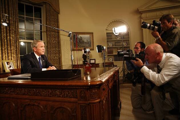 Präsident George W. Bush (li., USA) im Medieninteresse anlässlich einer Rede zum Irakkrieg im Oval Office des Weißen Hauses in Washington D.C. -  (WAX20070913706)