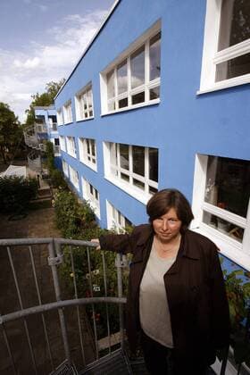 Katrin Lompscher (GER Die Linke Umweltsenatorin Berlin) vor der Kita Knirpsenbude in Berlin