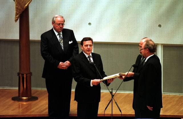 Vereidigung des neuen Bundeskanzlers Gerhard Schröder (2.v.li., GER SPD) durch Bundestagspräsident Wolfgang Thierse (re., GER SPD) - im Bundestag in Bonn