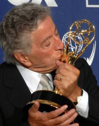 Preisträger Tony Bennett (USA Sänger) küßt seine Trophäe für - Tony Bennett: An American Classic - während der 59. - Primetime Emmy Awards - in Los Angeles -  (LAP20070916175)