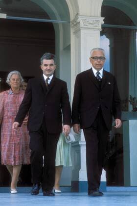 Bundespräsident Gustav Heinemann (re., GER SPD) und Staatspräsident Nicolae Ceausescu (Mitte, ROM) anlässlich eines Besuchs in Deutschland