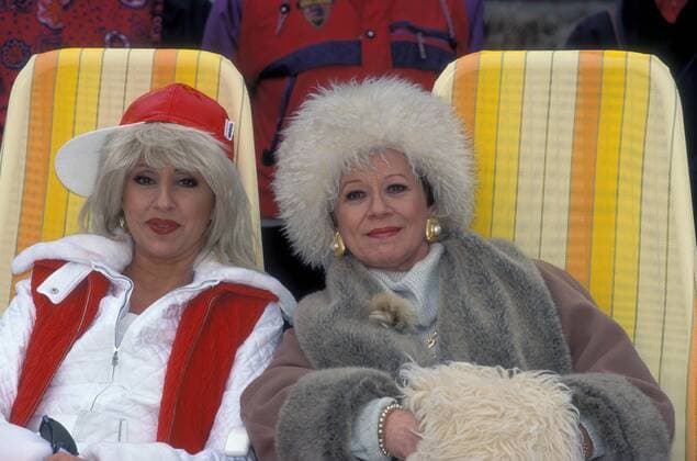 Schauspielerinnen Hildegard (li.) und Lotti Krekel (beide GER) während eines Pressetermins zur Spielshow - Stars gegen Stars - in Seefeld