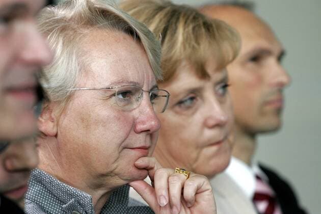Bundesbildungsministerin Annette Schavan (li., GER CDU) und Bundeskanzlerin Angela Merkel (2 v.li., GER CDU) anlässlich des Empfangs zum 42. Bundeswettbewerb - Jugend forscht - in Berlin