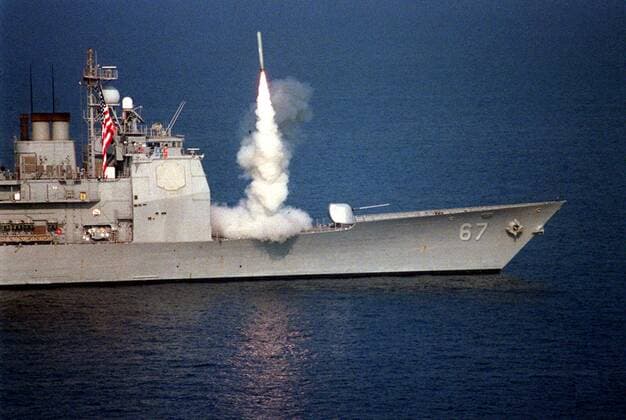 Abschuss einer Rakete des Typs Tomahawk von der USS Shiloh während der Operation Desert Strike -  - SHI96090301