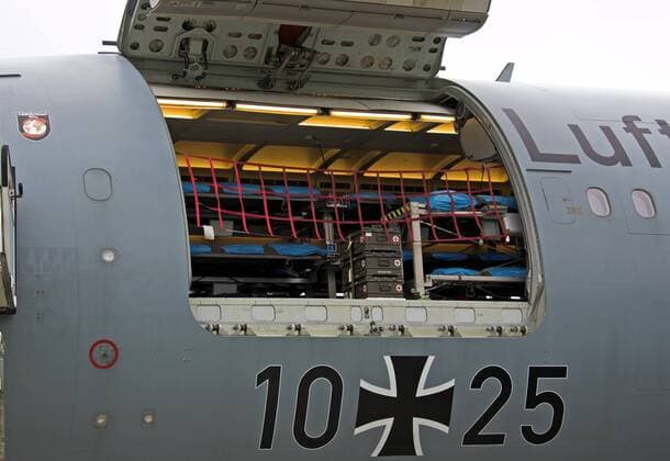 Luke eines Airbus A 310 304 MR TT MedEvac - Tag der offenen Tür zum 50jährigen Bestehen der Wehrtechnischen Dienststelle für Luftfahrzeuge auf dem Flugplatz Manching